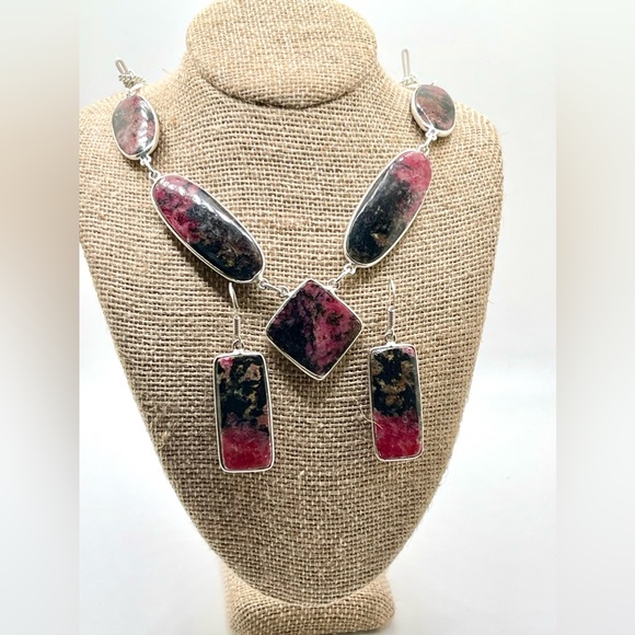 Beautiful Deep Dark Red Rhodonite Necklace & Earrings Set - Picture 3 of 5